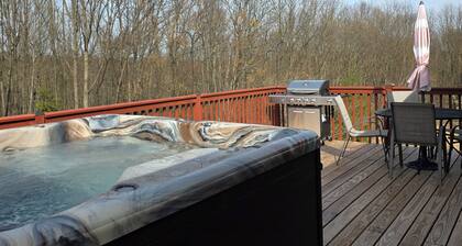 5-bedroom Mountain Home with AC & Hot Tub on 80 acres close to Raystown Resort.