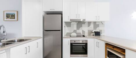 Geladeira, micro-ondas, fogão, cooktop