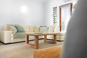 Smart TV - The Queenslander | Family Townhouse Near Four Mile Beach (Port Douglas)