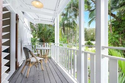 The Queenslander | Family Townhouse Near Four Mile Beach