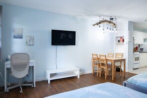 1 habitación, escritorio, tabla de planchar con plancha y wifi gratis 