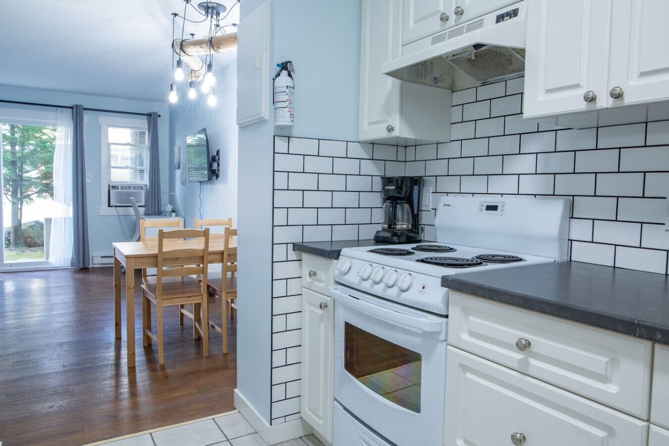 Kylskåp, mikrovågsugn, ugn och spishäll