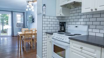 Een koelkast, een magnetron, een oven, een kookplaat