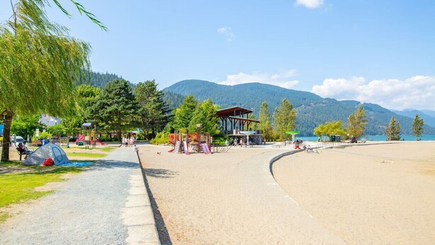 Un parc situé en bord de mer, doté d’une aire de jeux, d’espaces aménagés pour pique-niquer et d’un espace de camping sous tente.