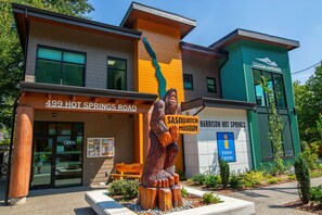 Exterior - Studio w Balcony | Smart TV & 2-Min Walk to Lake (Harrison Hot Springs)