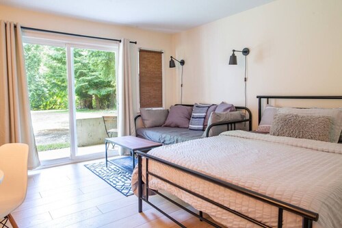 Studio w Balcony | Smart TV & 2-Min Walk to Lake