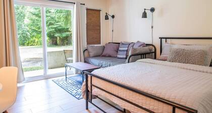 Studio w Balcony | Smart TV & 2-Min Walk to Lake