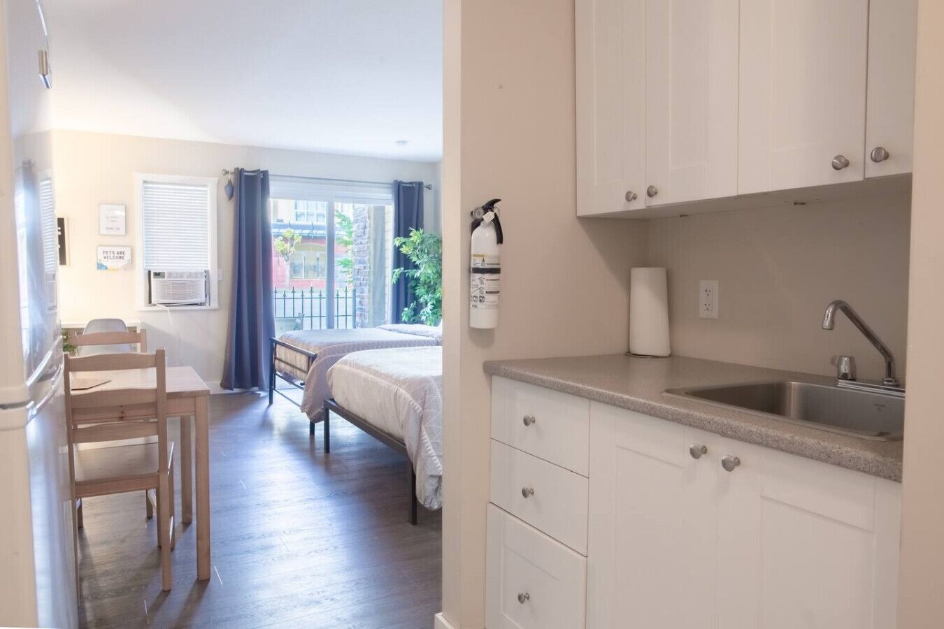 デスク、アイロン / アイロン台、WiFi (無料)、ベッドシーツ