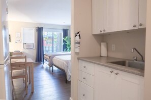 Skrivebord, strykejern/-brett, wi-fi (inkludert) og sengetøy