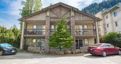 RiversTail Retreat | Pet-Friendly & Steps to The Lake