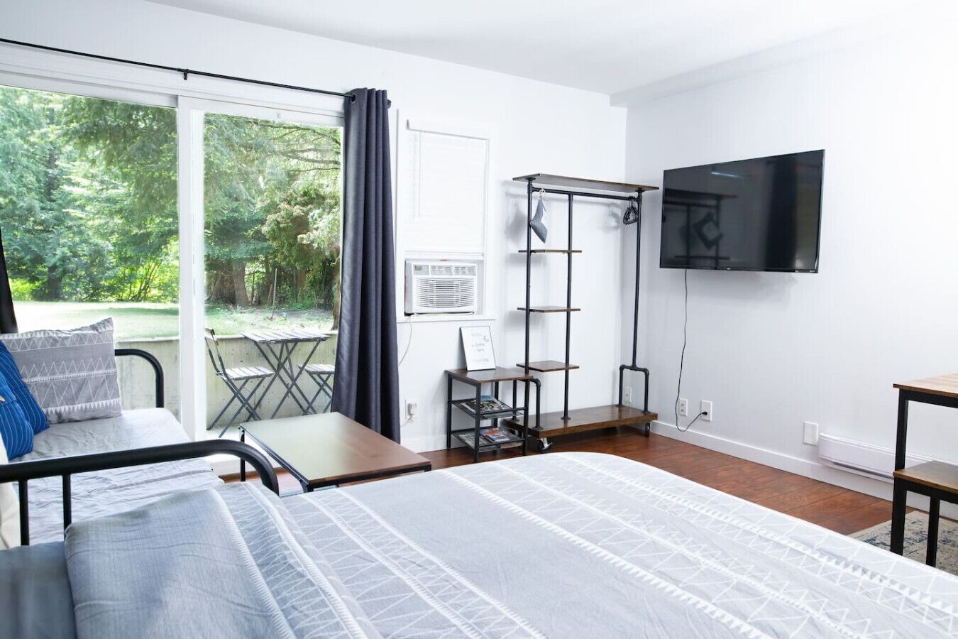 Iron/ironing board, WiFi (free), bed sheets