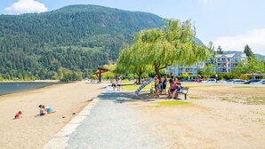 Un parc au bord du lac, doté d’un sentier pédestre, de bancs et d’une aire de jeux pour enfants.