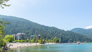 A lakeside hotel with a beach, surrounded by forested hills. - The Backyard @ Cedar Springs | Walk to Lake & Hot Springs (Harrison Hot Springs)