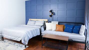 Een strijkplank/strijkijzer, gratis wifi, beddengoed