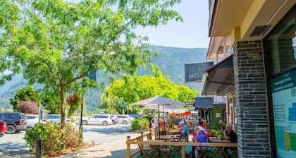 The Backyard @ Cedar Springs | Walk to Lake & Hot Springs