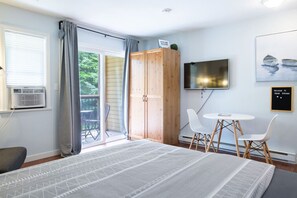 Skrivebord, strykejern/-brett, reiseseng for barn og wi-fi (inkludert)