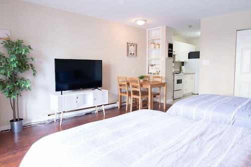 Beachy 2 Bed Studio Suite, Balcony and 4 Min to Lake