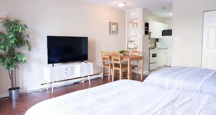 Beachy 2 Bed Studio Suite, Balcony and 4 Min to Lake