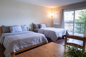 Työpöytä, silitysrauta/-lauta, vauvan matkasänky, ilmainen Wi-Fi