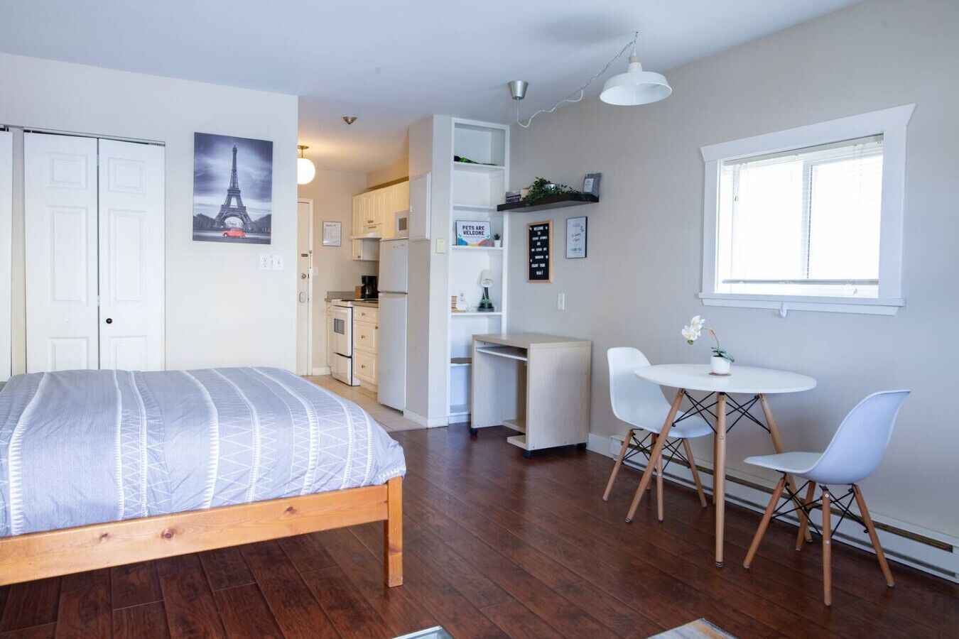 Fer et planche à repasser, lit de bébé portatif, accès au Wi-Fi (inclus)