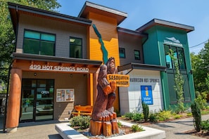 A building with a sign for 'Sasquatch Museum' and 'Harrison Hot Springs'.