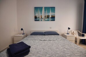 3 habitaciones, tabla de planchar con plancha y cuna de viaje 