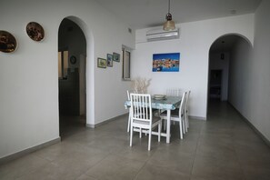 Dining - Spacious and comfortable seafront apartment, exceptional views in quiet setting (Ghajnsielem)