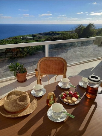 Speisen im Freien. Spacious and comfortable seafront apartment, exceptional views in quiet setting