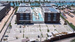 Un hôtel doté d’une piscine sur le toit, d’un parking et offrant une vue sur la plage.
