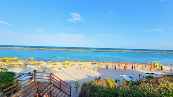 Na praia, areia branca