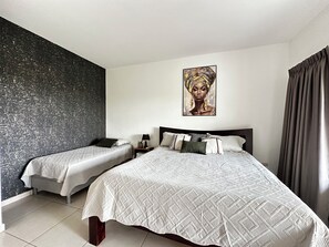 4 slaapkamers, een strijkplank/strijkijzer, gratis wifi, beddengoed