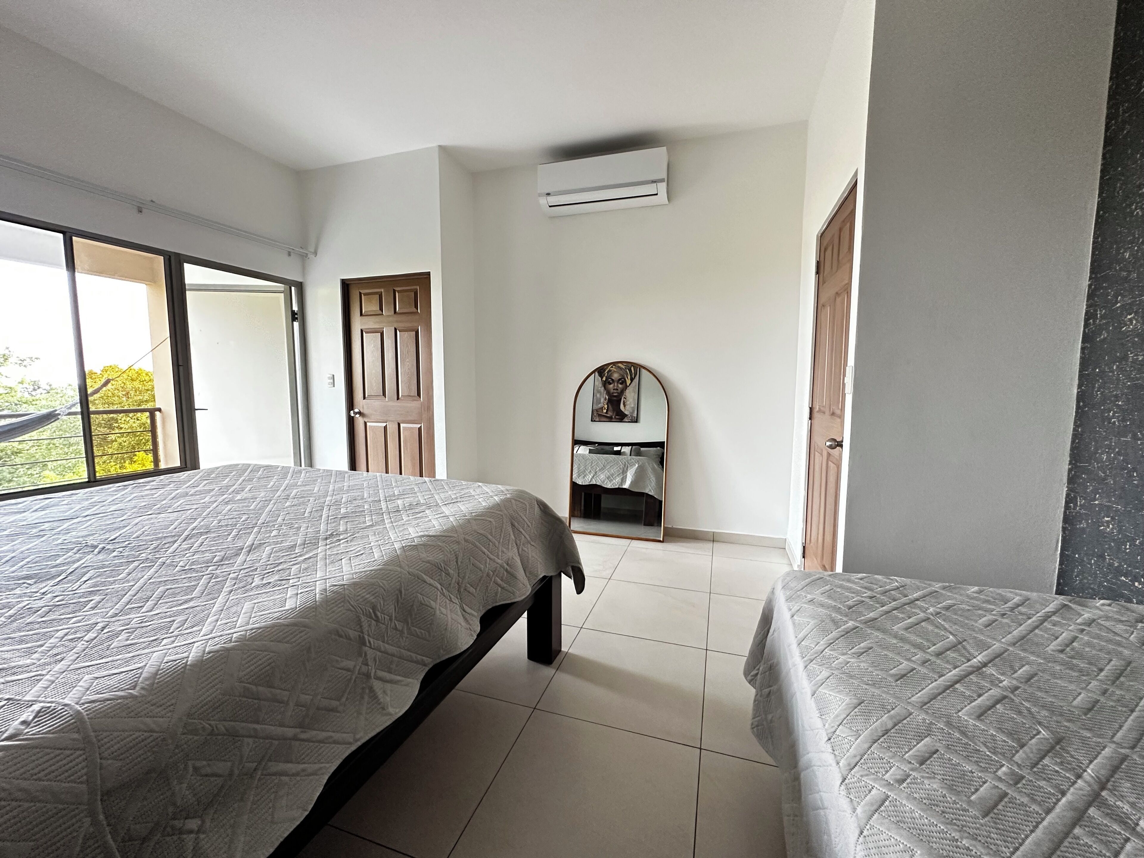 4 dormitoris, planxa i posts de planxar, wifi gratuïta i roba de llit 