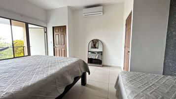 4 dormitoris, planxa i posts de planxar, wifi gratuïta i roba de llit