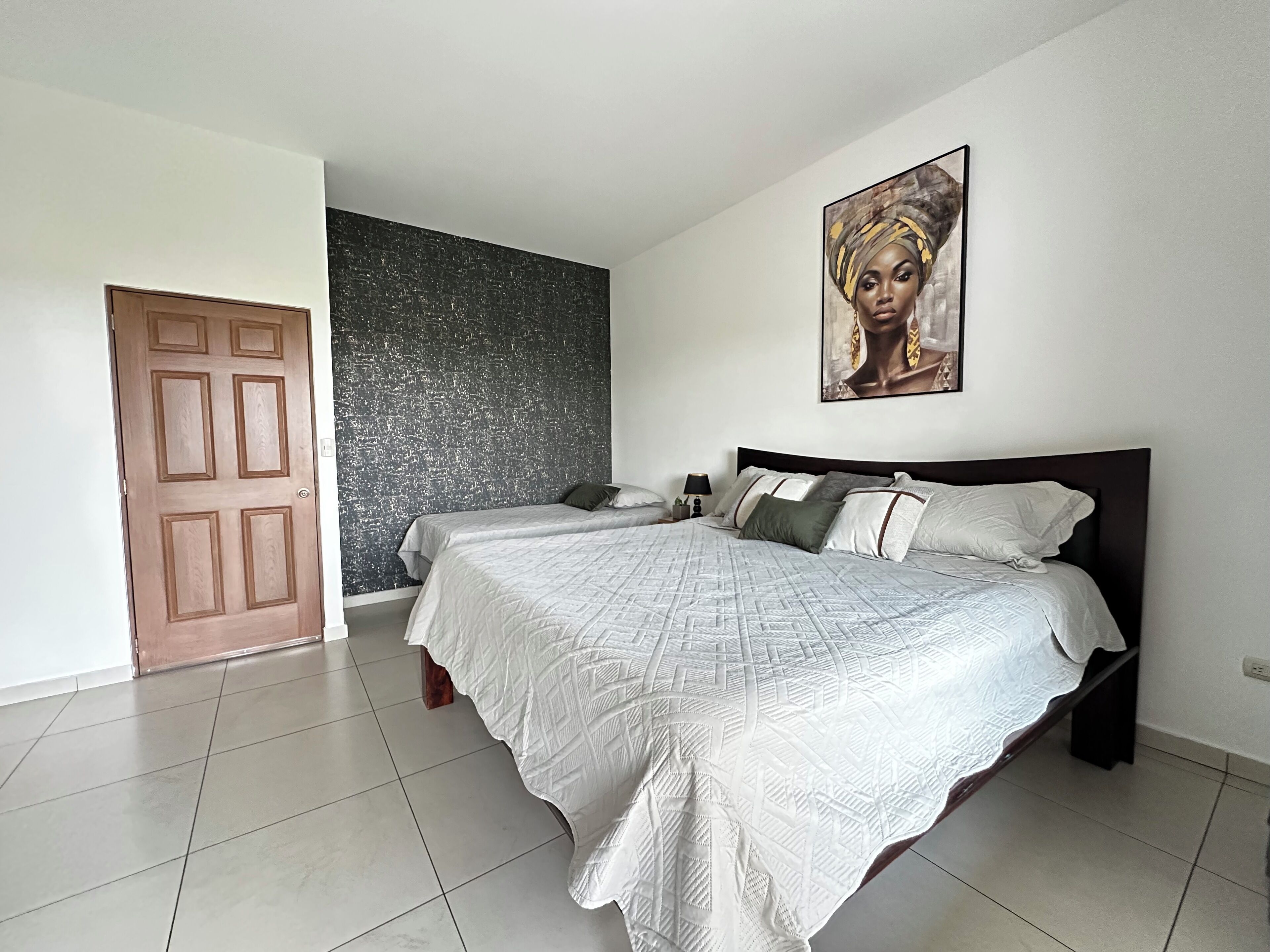 4 habitaciones, tabla de planchar con plancha y wifi gratis 