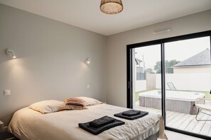 5 bedrooms, iron/ironing board, free WiFi - Modern villa with Spa 10 pers (santec)