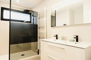 Dusche, Haartrockner, Seife, Toilettenpapier