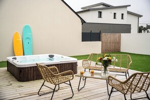 Outdoor spa tub - Modern villa with Spa 10 pers (santec)