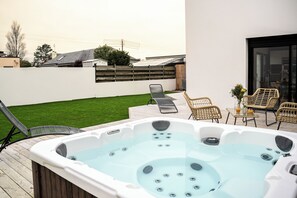 Terrace/patio - Modern villa with Spa 10 pers (santec)