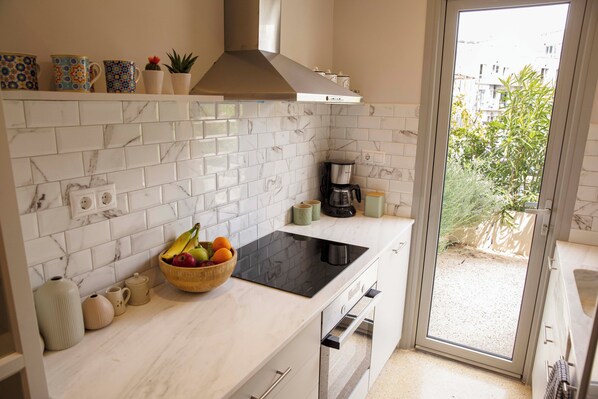 Fridge, oven, stovetop, coffee/tea maker