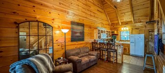 Luxury cabin getaway on a 40 acre retreat