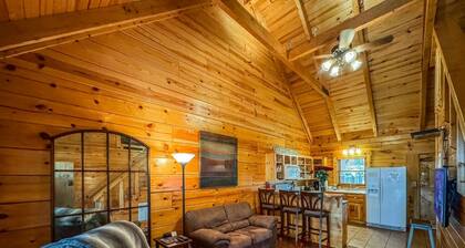 Luxury cabin getaway on a 40 acre retreat
