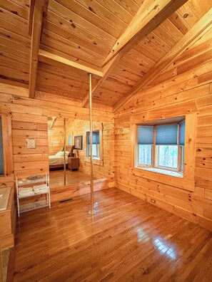 1 bedroom, iron/ironing board, WiFi, bed sheets - Luxury Retreat, Private Hot Tub, Romantic Getaway (Bismarck)