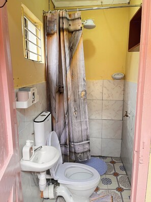 Serviettes fournies, savon, papier toilette