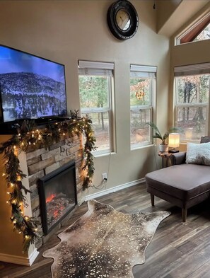 Smart TV, fireplace, books - Heavenly Escape into the Forest- Tiny Home at Allen Acres Resort (Edgewood)