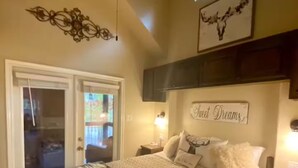 Une chambre à coucher avec un lit, un ventilateur de plafond, une fenêtre et une pancarte sur laquelle on peut lire : « Faites de beaux rêves ».