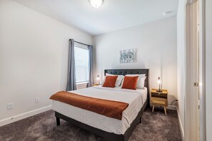 5 bedrooms, desk, iron/ironing board, free WiFi - New Family Friendly w/ King bed, Projector, Game room - Long-term stays! (Richmond)