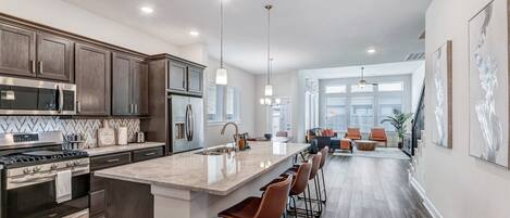 Frigorifero, microonde, forno, piano cottura