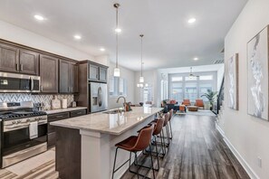 Fridge, microwave, oven, stovetop - New Family Friendly w/ King bed, Projector, Game room - Long-term stays! (Richmond)