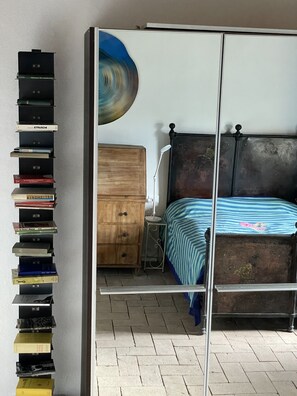 5 habitaciones, escritorio y tabla de planchar con plancha