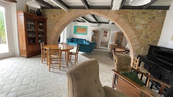 Smart-TV, Kamin, Bücher, Stereoanlage